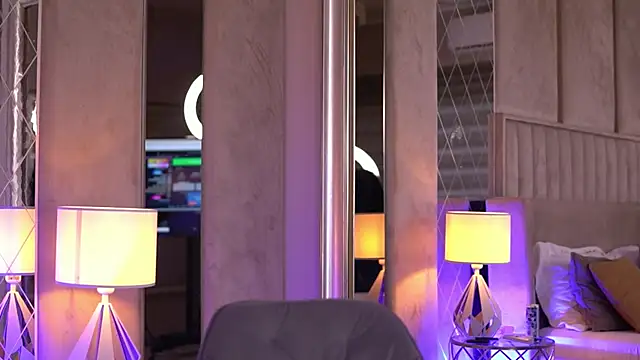 Snapshot of FrancescaDante chatting on October 8, 2025, 6:59 am FrancescaDante online show from October 8, 2025, 6:59 am