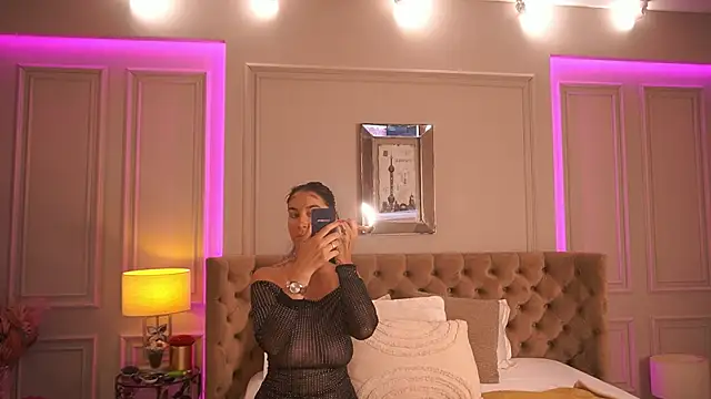 Snapshot of FrancescaDante chatting on June 27, 2026, 5:57 am FrancescaDante online show from June 27, 2026, 5:57 am