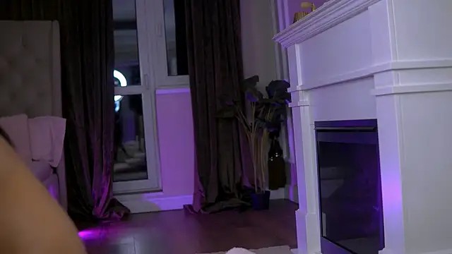 EmaHallee online show from April 15, 2026, 2:50 am