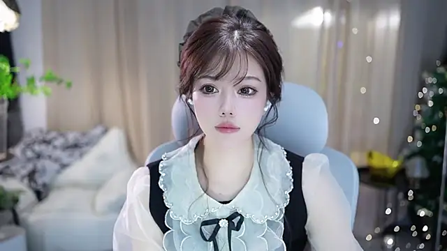 Snapshot of Fortune2Me chatting on November 4, 2025, 5:33 am Fortune2Me online show from November 4, 2025, 5:33 am