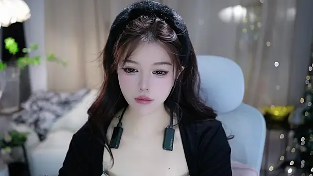 Snapshot of Fortune2Me chatting on November 10, 2025, 5:12 am Fortune2Me online show from November 10, 2025, 5:12 am