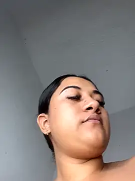 Leila  Saade online show from November 24, 2025, 2:06 pm