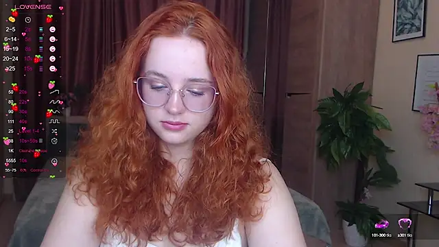 Snapshot of LunaSweet18 chatting on October 9, 2025, 11:33 am LunaSweet18 online show from October 9, 2025, 11:33 am