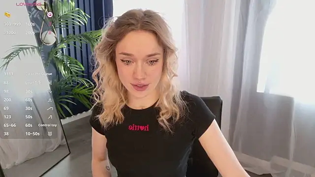 Snapshot of DiscoPotato chatting on October 21, 2025, 12:59 pm DiscoPotato online show from October 21, 2025, 12:59 pm