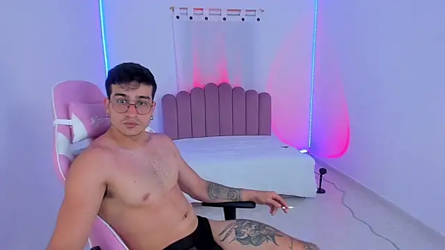 Snapshot of CamCumBoy chatting on October 15, 2025, 7:49 am CamCumBoy online show from October 15, 2025, 7:49 am