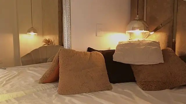 scarlethlux online show from April 23, 2026, 4:30 am