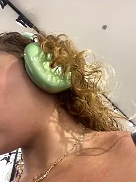 Snapshot of Chloe_Leaozinho chatting on February 4, 2026, 2:23 pm Chloe Leaozinho online show from February 4, 2026, 2:23 pm