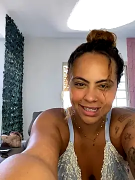 Chloe Leaozinho online show from November 12, 2025, 5:06 pm