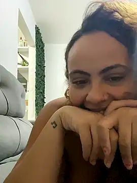Chloe Leaozinho online show from October 13, 2025, 4:58 am