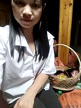 Snapshot of Tiyir597 chatting on October 8, 2025, 2:29 pm Tiyir597 online show from October 8, 2025, 2:29 pm