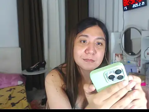stellahugeX online show from May 18, 2026, 4:12 pm