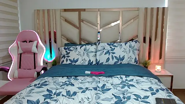 violett star1 online show from December 20, 2025, 1:03 pm