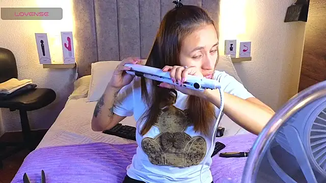 juliana-mancini online show from November 12, 2025, 8:01 pm