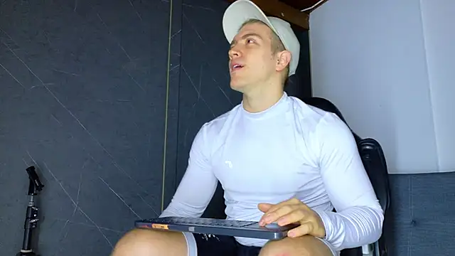 Snapshot of ALANNFERRER chatting on February 18, 2026, 10:12 am ALANNFERRER online show from February 18, 2026, 10:12 am