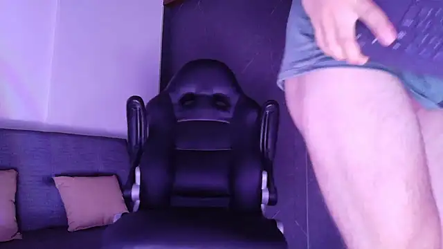 Snapshot of ALANNFERRER chatting on January 6, 2026, 11:03 am ALANNFERRER online show from January 6, 2026, 11:03 am