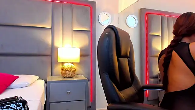 GabyMoreau online show from January 18, 2026, 1:25 pm