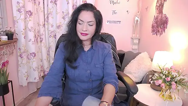 Snapshot of MyLovOne chatting on November 9, 2025, 10:41 am MyLovOne online show from November 9, 2025, 10:41 am