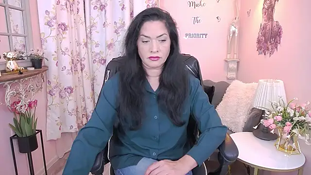 Snapshot of MyLovOne chatting on December 4, 2025, 1:10 pm MyLovOne online show from December 4, 2025, 1:10 pm