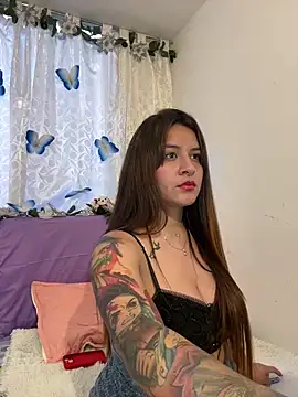 Snapshot of Linda_Bellucci chatting on December 22, 2025, 10:32 pm Linda Bellucci online show from December 22, 2025, 10:32 pm