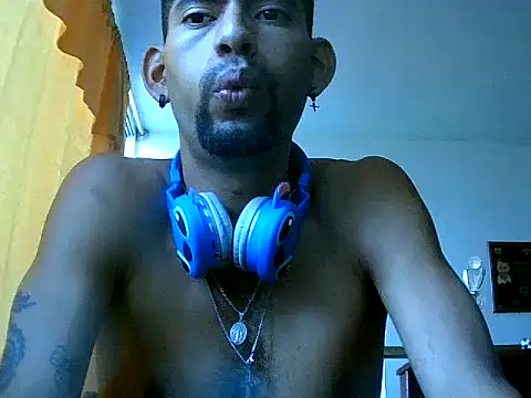 Negritohot2828 online show from April 10, 2026, 2:46 pm