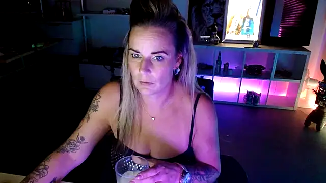 Snapshot of Mrs-Aurora chatting on October 16, 2025, 9:12 pm Mrs-Aurora online show from October 16, 2025, 9:12 pm