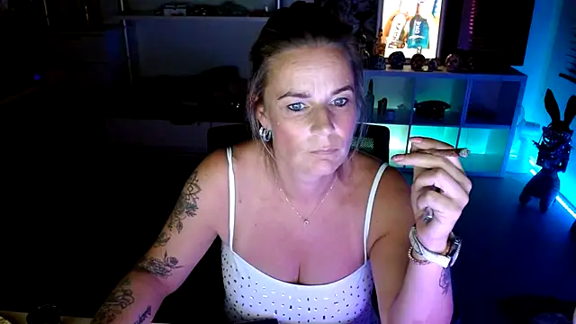 Snapshot of Mrs-Aurora chatting on October 13, 2025, 8:43 pm Mrs-Aurora online show from October 13, 2025, 8:43 pm