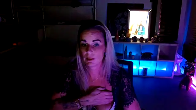 Snapshot of Mrs-Aurora chatting on October 8, 2025, 8:42 pm Mrs-Aurora online show from October 8, 2025, 8:42 pm