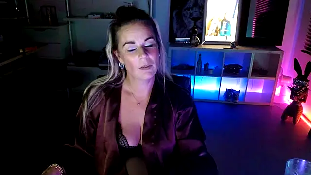 Snapshot of Mrs-Aurora chatting on October 18, 2025, 8:44 pm Mrs-Aurora online show from October 18, 2025, 8:44 pm