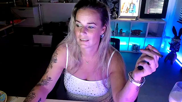 Snapshot of Mrs-Aurora chatting on October 15, 2025, 12:57 pm Mrs-Aurora online show from October 15, 2025, 12:57 pm