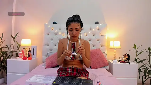 Perla Giraldo online show from October 16, 2025, 4:10 am