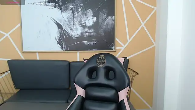 olivia russo  online show from November 11, 2025, 8:03 pm