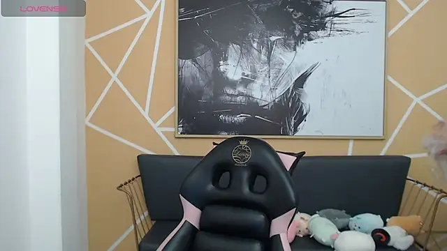 olivia russo  online show from October 24, 2025, 8:19 pm