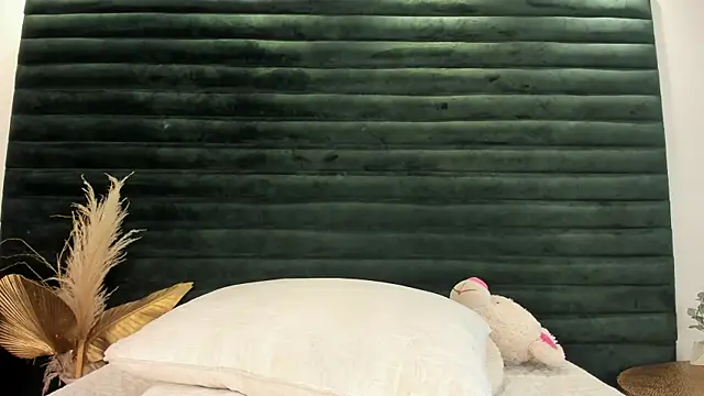 LiliCarterm online show from April 9, 2026, 6:19 am