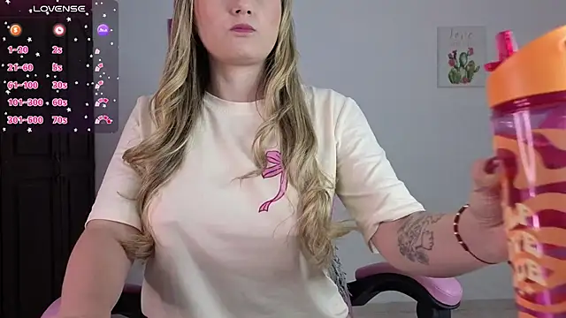 Veronika  Winslow  online show from October 31, 2025, 5:15 am