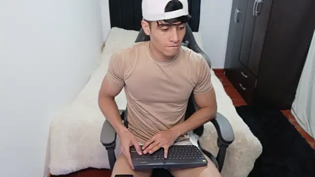 stylish men online show from October 16, 2025, 6:16 pm