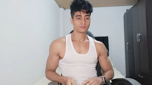 stylish men online show from October 17, 2025, 1:24 pm