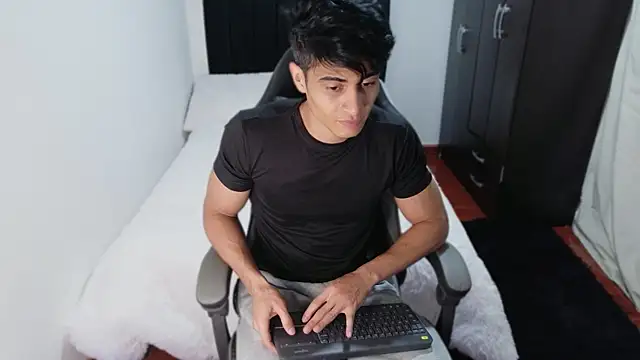 stylish men online show from October 15, 2025, 11:24 pm