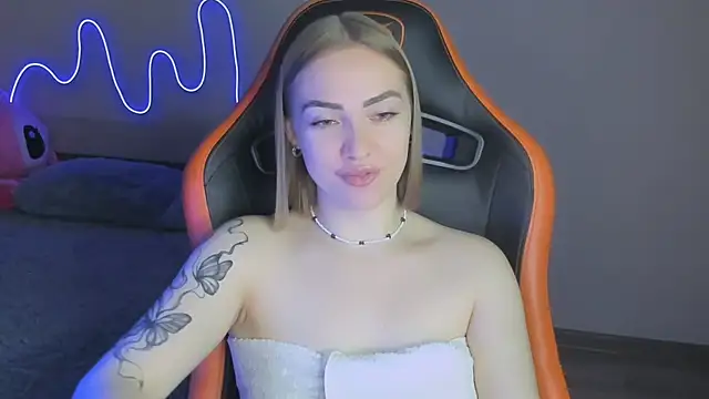 Snapshot of LaraKrein_lk chatting on November 16, 2025, 1:49 pm LaraKrein lk online show from November 16, 2025, 1:49 pm