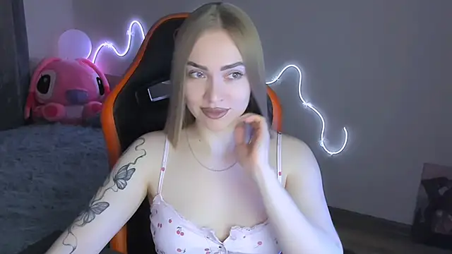 Snapshot of LaraKrein_lk chatting on February 12, 2026, 10:59 am LaraKrein lk online show from February 12, 2026, 10:59 am