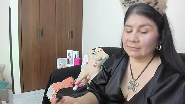 kiraGeiner online show from November 18, 2025, 1:10 am