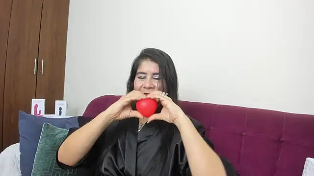 kiraGeiner online show from December 18, 2025, 3:11 am