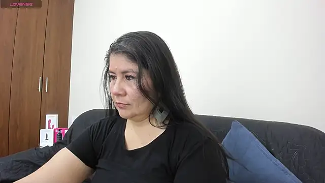 kiraGeiner online show from November 26, 2025, 1:05 am