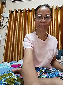Snapshot of Mama_Eva_1 chatting on August 4, 2026, 12:48 am Mama Eva 1 online show from August 4, 2026, 12:48 am