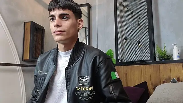 Snapshot of Dani_mc1 chatting on December 18, 2025, 11:25 am Dani mc1 online show from December 18, 2025, 11:25 am