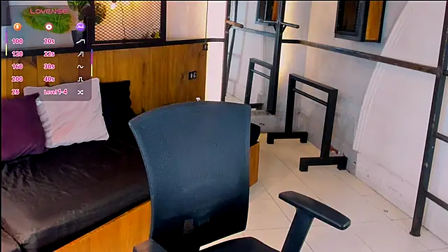 Snapshot of Dani_mc1 chatting on October 4, 2025, 11:23 am Dani mc1 online show from October 4, 2025, 11:23 am