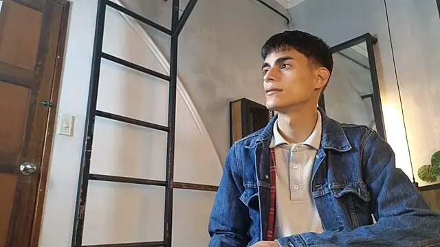 Snapshot of Dani_mc1 chatting on December 16, 2025, 11:25 am Dani mc1 online show from December 16, 2025, 11:25 am