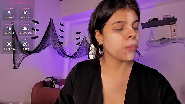 Snapshot of Aleja-02 chatting on October 16, 2025, 8:28 pm Aleja-02 online show from October 16, 2025, 8:28 pm
