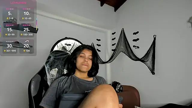 Snapshot of Aleja-02 chatting on October 11, 2025, 9:05 pm Aleja-02 online show from October 11, 2025, 9:05 pm