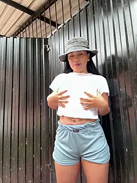 Snapshot of laure_torres chatting on February 12, 2026, 12:38 pm laure torres online show from February 12, 2026, 12:38 pm