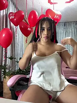 Snapshot of laure_torres chatting on February 4, 2026, 2:06 am laure torres online show from February 4, 2026, 2:06 am